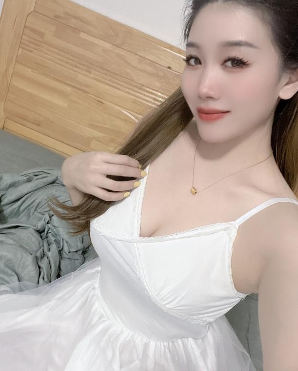 杨箕白裙小美妇